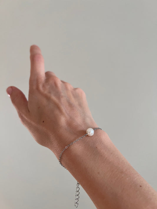Bracelet with freshwater pearls in a costume jewelry alloy
