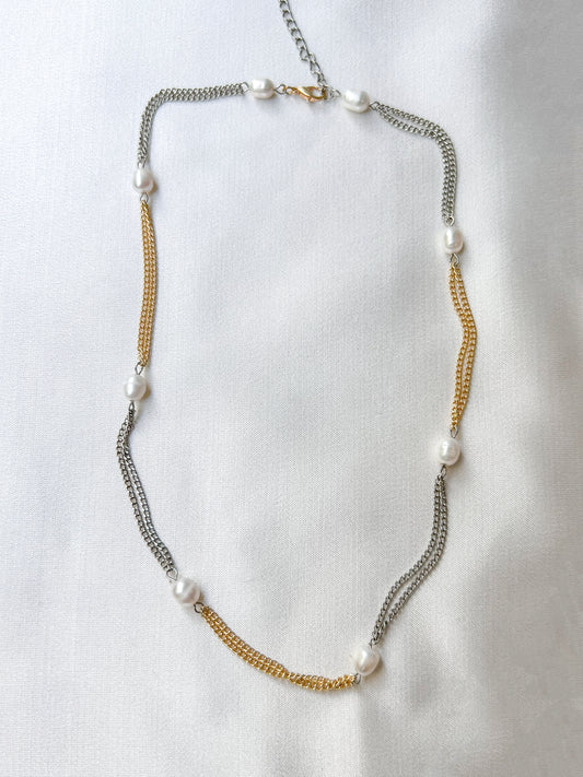 Necklace with freshwater pearls in a costume jewelry alloy